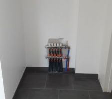 Le carrelage du placard du bas fini