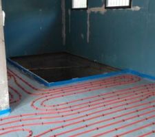 Pose du plancher chauffant par le plombier avec un espace de 15 cm entre les tuyaux.ça va chauffer?. Tout cela en 6 circuits différents