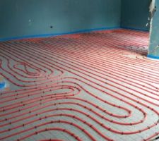 Pose du plancher chauffant par le plombier avec un espace de 15 cm entre les tuyaux.ça va chauffer?. Tout cela en 6 circuits différents