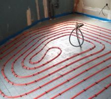 Pose du plancher chauffant par le plombier avec un espace de 15 cm entre les tuyaux.ça va chauffer?. Tout cela en 6 circuits différents