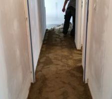 Réalisation de la nouvelle chape dans toute la partie habitable....