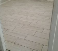 Pose du nouveau carrelage 60x60 rectifié et du carrelage imitation parquet dans les quatre chambres.... Travail réalisé par un carreleur mosaïste.