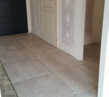 Pose du nouveau carrelage 60x60 rectifié et du carrelage imitation parquet dans les quatre chambres.... Travail réalisé par un carreleur mosaïste.