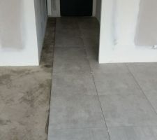 Pose du nouveau carrelage 60x60 rectifié et du carrelage imitation parquet dans les quatre chambres.... Travail réalisé par un carreleur mosaïste.