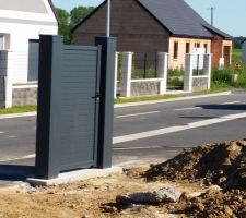 Après avoir réalisé les fondations et la dalle pour la pose du portail et du portillon, pose de ceux-ci..... le tout acheté à La Toulousaine.....