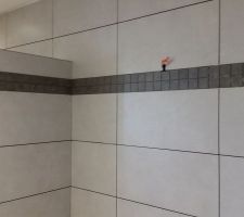 Pose du carrelage mural et réalisation de la douche italienne par un carreleur mosaïste, s'est pris la tête avec le plaquiste car le placo a été mal posé (hors d'applomb vertical et horizontal)