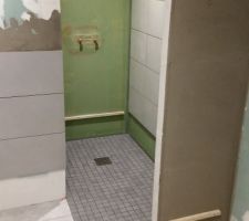 Pose du carrelage mural et réalisation de la douche italienne par un carreleur mosaïste, s'est pris la tête avec le plaquiste car le placo a été mal posé (hors d'applomb vertical et horizontal)