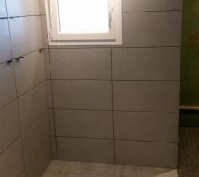 Pose du carrelage mural et réalisation de la douche italienne par un carreleur mosaïste, s'est pris la tête avec le plaquiste car le placo a été mal posé (hors d'applomb vertical et horizontal)