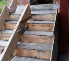 Escalier acc&eacute;s garage