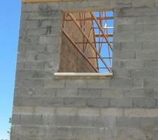 Les maçons sont venu faire les arasses et nettoyer le chantier car il était sale.
Et puis il nous ont mis les appuies de fenêtres.