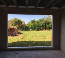 Les entourages des portes, des fenêtres et de la baie vitré sont fait