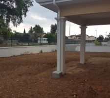 Remise des terres en place et délimitation de la future terrasse.