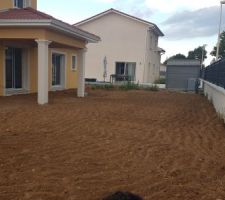 Remise des terres en place, délimitation de la future terrasse. Il manque le muret de séparation avec les voisins