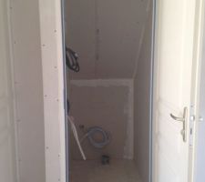 Cloisons terminées! - WC RDC (sous l'escalier)