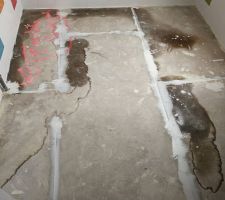 Salle de bain du haut. Quand le conducteur oublie de fermer les fenêtres en partant le soir et qu'il fait de l'orage dans la nuit.