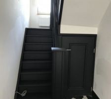 Peinture de l'escalier en noir mat comme les portes