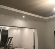 Peinture de l'intérieur du caisson du plafond en taupe pour le faire ressortir