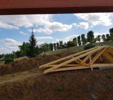 On croise les doigts pour que les fermettes ne tombent pas entre la façade de la maison et la butte de terre sur laquelle elles sont posées lol !