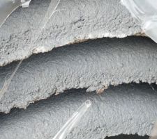 Voila les tuiles sur le terrain ca c'est sur qu'on a pas choisie cette couleur sur les 3 proposer le seul gris etait fonce