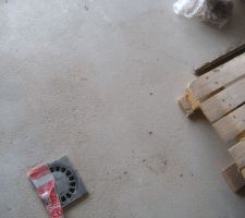 Plusieurs fissures continues sur la zone centrale