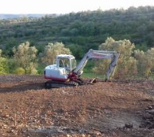 Voilà le terrassement avec un artisan :) sa repart sur de bonne base