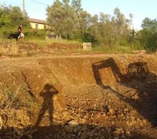 Voilà le terrassement avec un artisan :) sa repart sur de bonne base