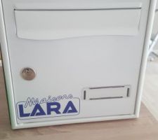 Jolie boîte aux lettres avec le BEAU logo Maisons Lara, histoire de leur faire de la pub jusqu'au bout ^^