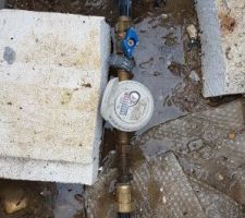 Compteur d'eau avec bague scellement descellée par passage du plombier le 10/07
