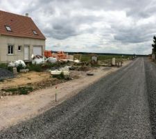 30 mai 2017. La viabilisation des terrains est terminée. La route provisoire a remplacée le chemin.