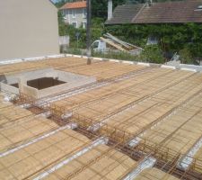 Pause des ferraille sur les poutrelles et hourdis entrevous avants de couler le b&eacute;ton