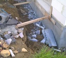 Présence de gravats dans la fosse tout autour de la maison