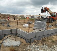 Début de l'élévation du terre-plein vu de l'entrée au nord