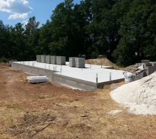 Chantier en standby et placement des parpaing et sable pour le commencement de l'élévation du mur.