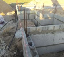 Le garage au fond,l entrée et la salle de bain des enfants