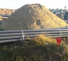 Gros tas de sable et les futures canalisations qui devraient être poses la semaine prochaine