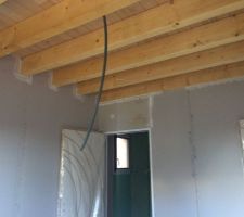 Chambre rdc plafond poutres apparentes