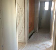 Couloir étage desservant un wc, une salle de bain et une chambre
Sur le mur encore en brique viendra une future porte fenêtre permettant un accès terrasse toit plat