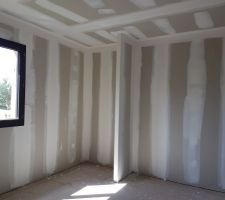 Chambre de notre fils avec le coin bureau qui se dessine