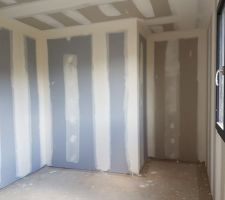 Chambre de notre fille avec le coin bureau