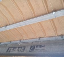 Pose des suspentes rectolight qui viennent se fixer sur les poutrelles.