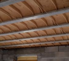 Pose des suspentes sur les poutrelles béton.