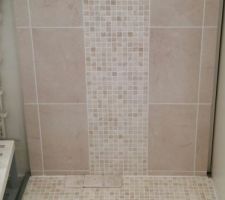 Choix du carrelage pour la douche italienne.sauf que la mosaïque sera de 10 cm de large au niveau du mur.