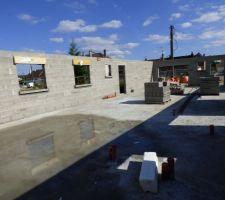 Les appuis des fenêtres sont montés.