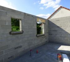 Les appuis des fenêtres sont montés.