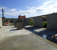 Les appuis des fenêtres sont montés.