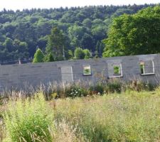 Les appuis des fenêtres sont montés.