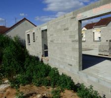 Les appuis des fenêtres sont montés.