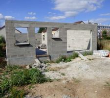 Les appuis des fenêtres sont montés.