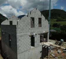 Vue du pignon sud. Le terrain sera remblay&eacute; sur toute la partie banch&eacute;e des murs.