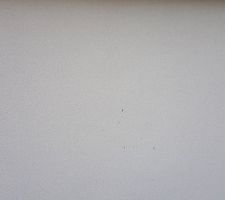 Enduit taché sur côté maison (côté pompe à chaleur)...